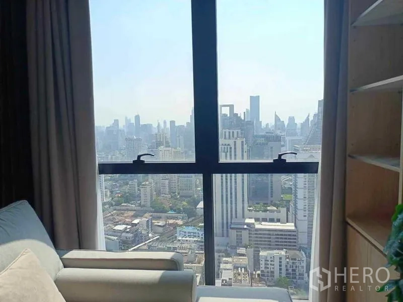 公寓 出租在Watthana, Bangkok - 从客厅望出的落地窗曼谷天际线全景