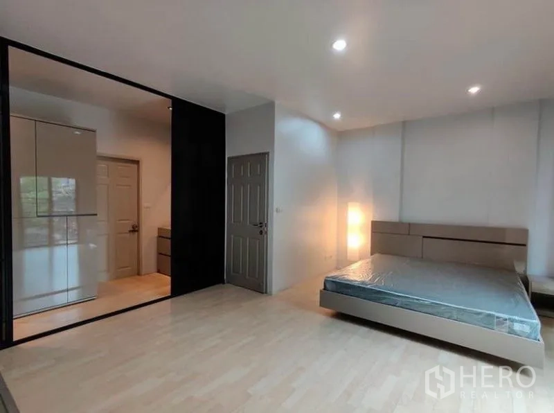 Townhouse for rent in Suan Luang, Bangkok - Spacious bedroom with double bed, large mirrored wardrobe and recessed lights