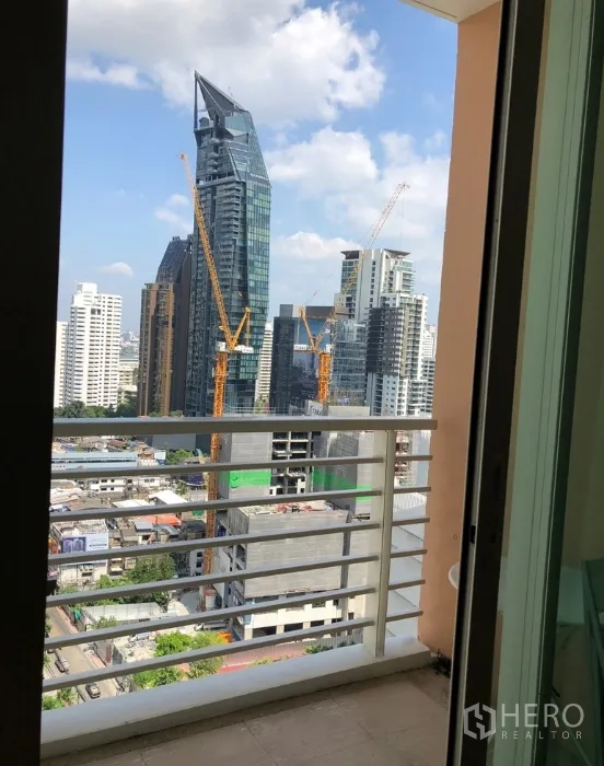 Condominium for rent or sale in Khlong Toei, Bangkok - Private balcony with railings overlooking Bangkok’s skyline and modern high-rises.