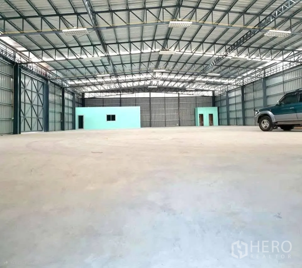 โกดัง for rent in Phaya Thai, Bangkok -  พื้นที่โกดังไร้เสากลาง มีห้องกั้นด้านท้ายและทางเข้าออกสำหรับรถ 