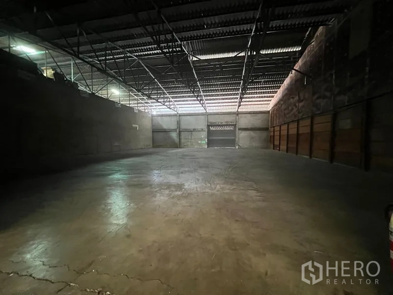 货栈 出租在Mueang Samut Prakan, Samut Prakan - 大跨距储存空间，带采光板天窗与大型卷帘出入口。