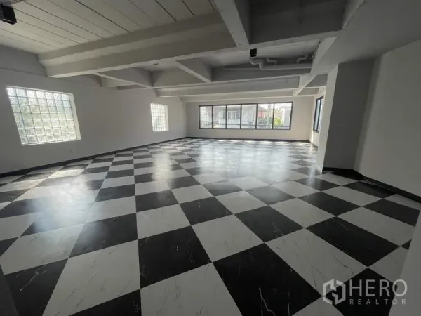Home Office for rent in Phaya Thai, Bangkok - Spacious workspace with black-and-white checkered flooring and wide glazing.