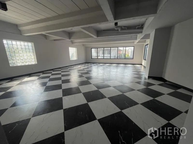 Home Office for rent in Phaya Thai, Bangkok - Spacious workspace with black-and-white checkered flooring and wide glazing.