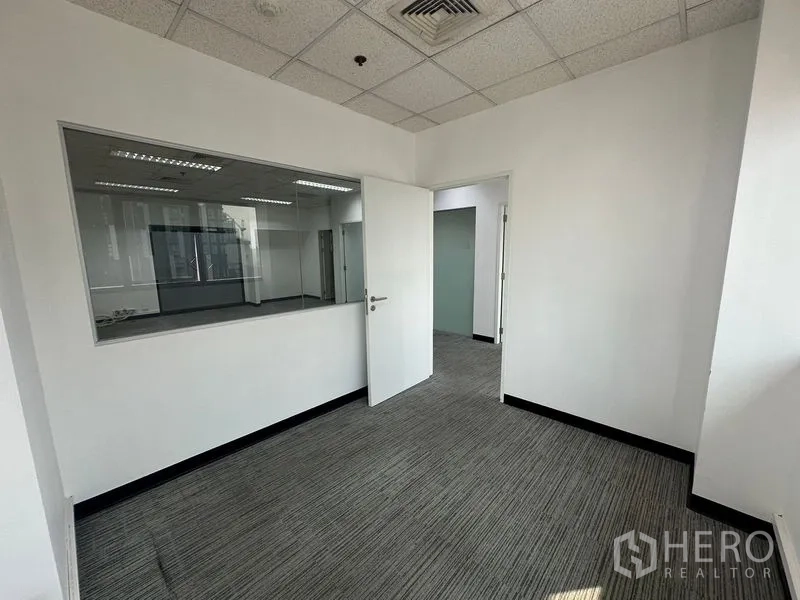 办公空间 出租在Watthana, Bangkok - 带内部观察窗的独立办公室，可眺望主工作区。