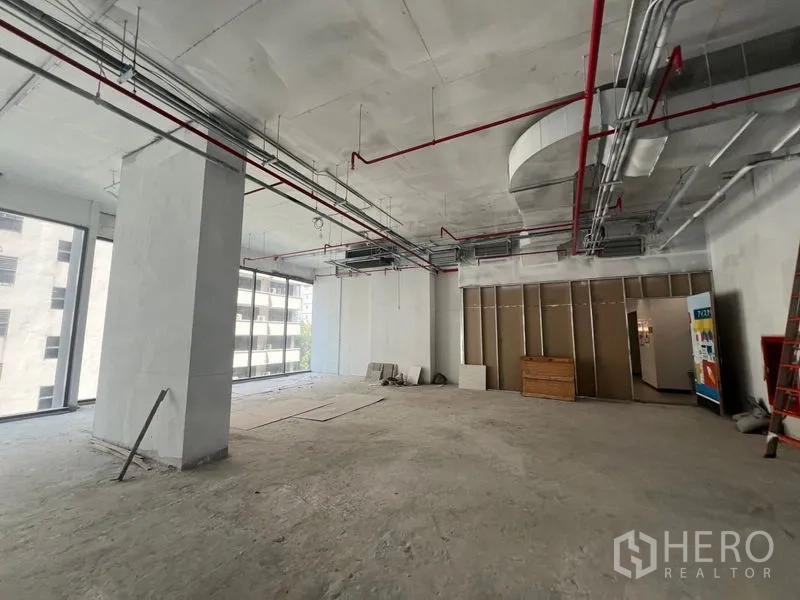零售空间 出租在Khlong Toei, Bangkok - 宽敞零售空间，环幕式玻璃，外露HVAC与喷淋系统，并设有分隔的后勤区。