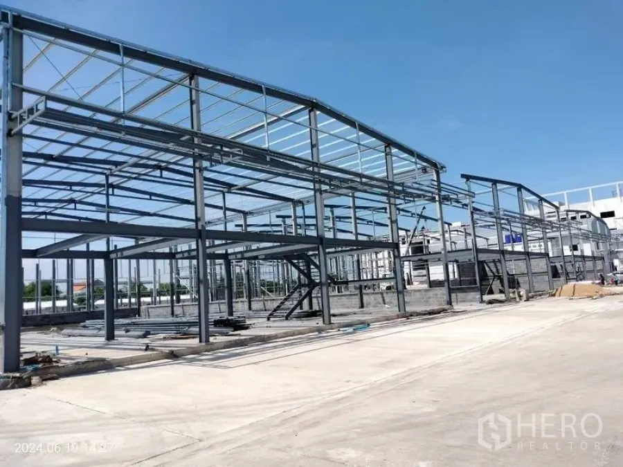 货栈 出租在Samut Prakan - 广角视图：多跨钢架与环形混凝土通道。
