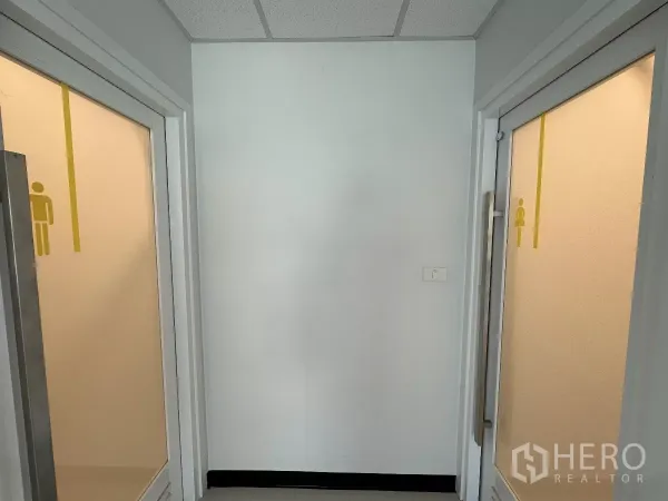 办公空间 出租在Watthana, Bangkok - 办公走廊中的男女洗手间磨砂玻璃门入口。