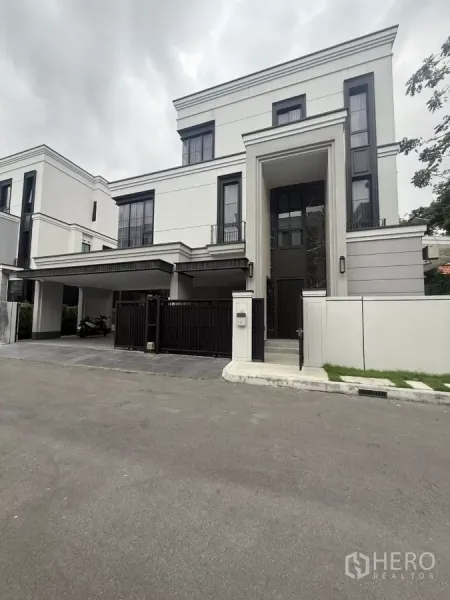 บ้าน ให้เช่าในSaphan Sung, Bangkok - บ้านเดี่ยวสไตล์โมเดิร์น 3 ชั้น พร้อมประตูรั้วและโรงจอดรถคู่