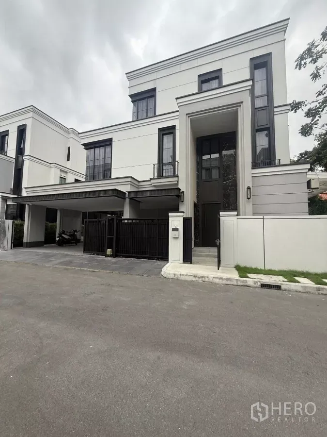 Detached House for rent in Saphan Sung, Bangkok - Modern three-storey detached house with gated entrance and dual carports in Saphan Sung.