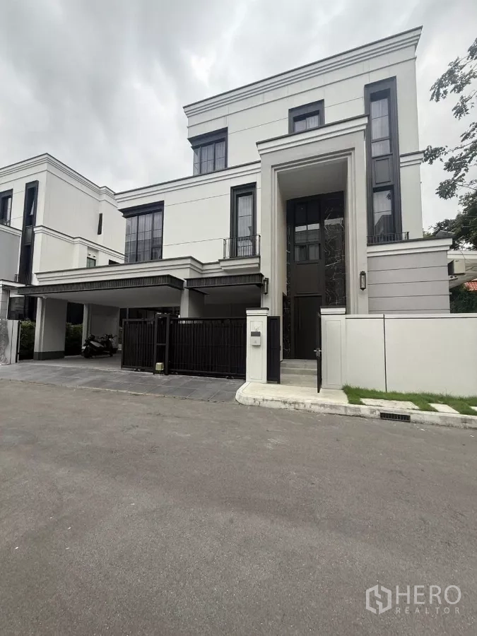Detached House for rent in Saphan Sung, Bangkok - Modern three-storey detached house with gated entrance and dual carports in Saphan Sung.
