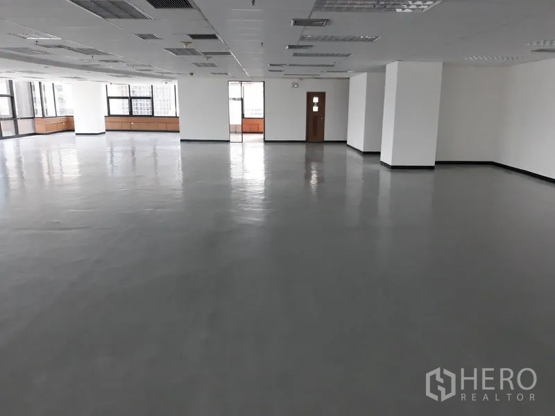 办公空间 出租在Bangkok - 大型空置办公区，多根立柱、吊顶及采光良好的窗户，并带服务间门。