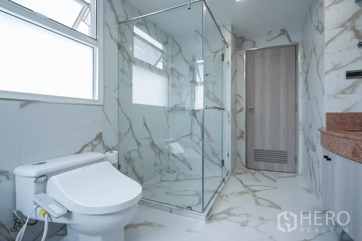อพาร์ทเมนท์ ให้เช่า - ห้องน้ำลายหินอ่อน พร้อมตู้ shower กระจก โถสุขภัณฑ์ระบบฉีด และหน้าต่าง