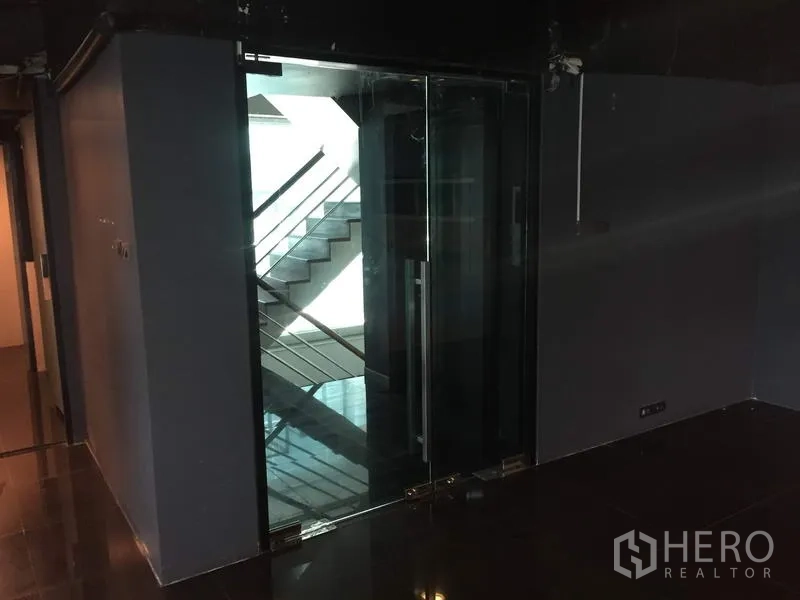 Retail Space for rent in Khlong Toei, Bangkok - Entrance area with clear glass double doors revealing a staircase beyond.