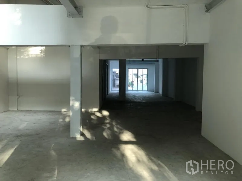 带办公室的家 出租在Khlong Toei, Bangkok - 一层开放式空间，水泥地面，后方为玻璃门。
