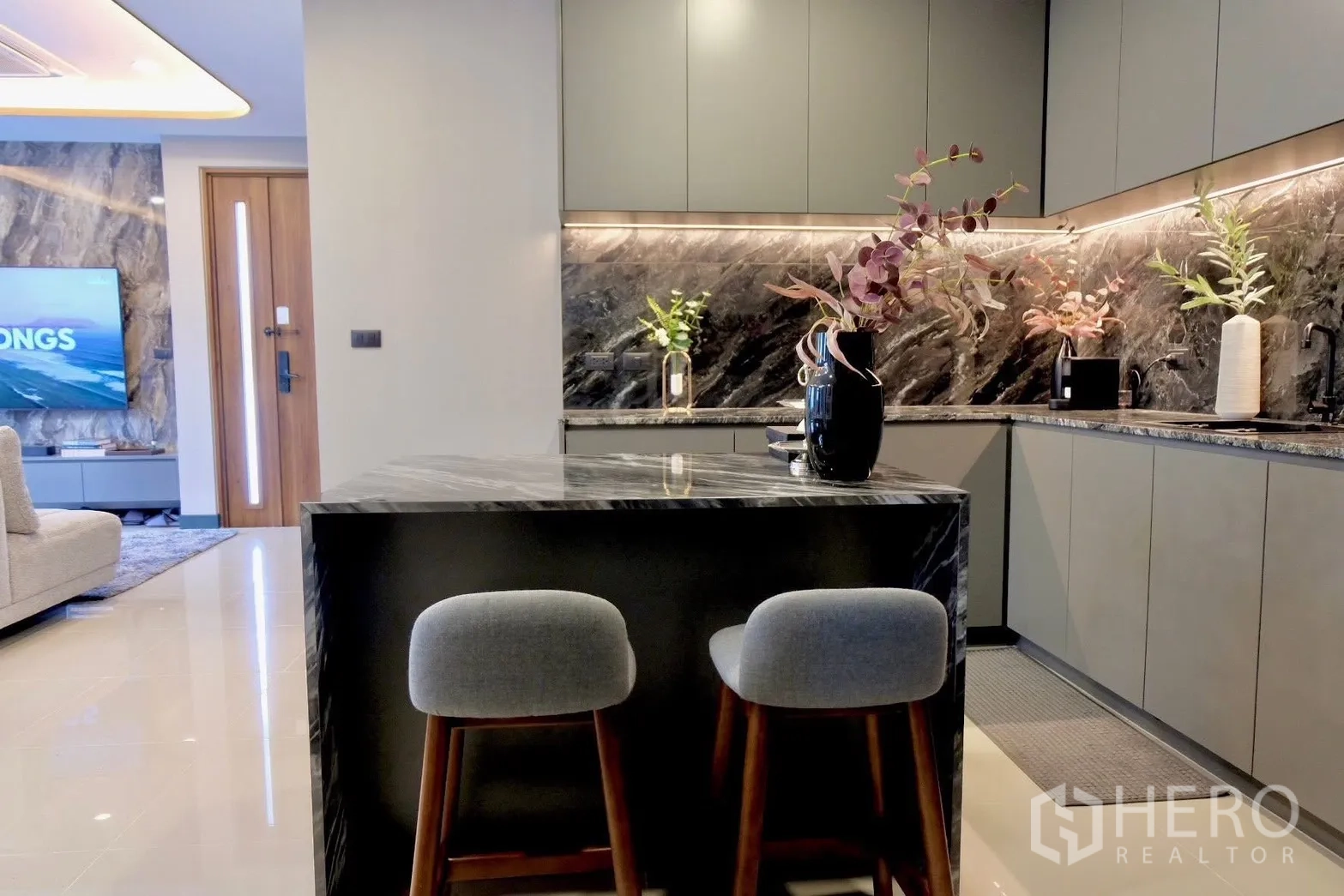 半独立式住宅 for sale in Prawet, Bangkok - 现代厨房，石材中岛与吧椅，旁接客厅。