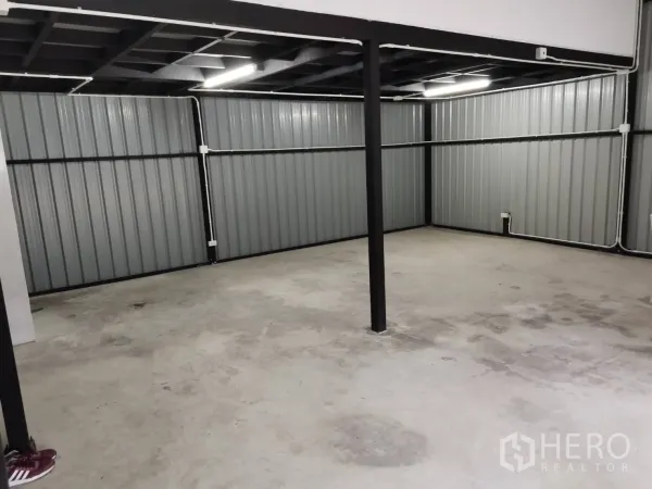 仓库 for rent in Suan Luang, Bangkok - 储存区域，金属墙板、中央立柱与顶置照明。