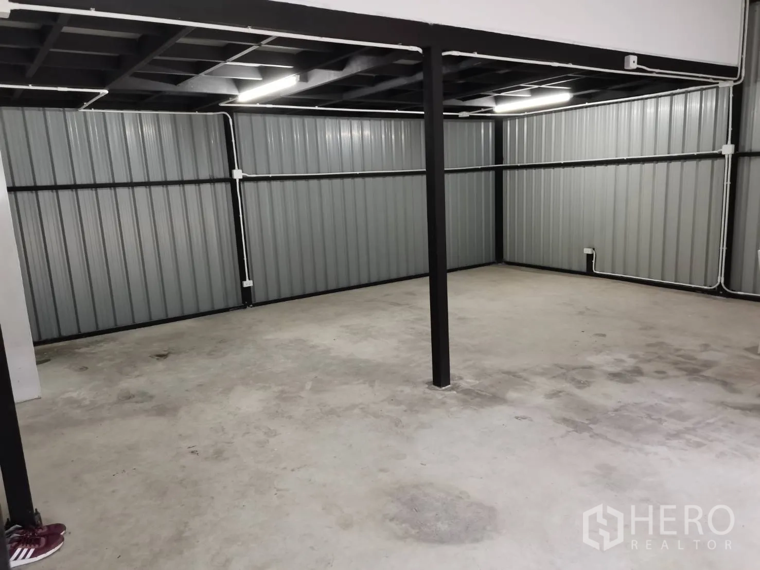 仓库 for rent in Suan Luang, Bangkok - 储存区域，金属墙板、中央立柱与顶置照明。
