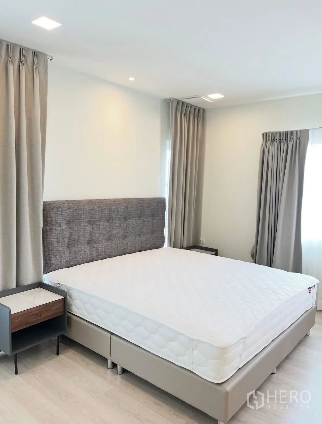 บ้านเดี่ยว for rent in Bang Phli, Samut Prakan - ห้องนอนกว้างมีเตียง โต๊ะหัวเตียง และผ้าม่านรอบห้อง.