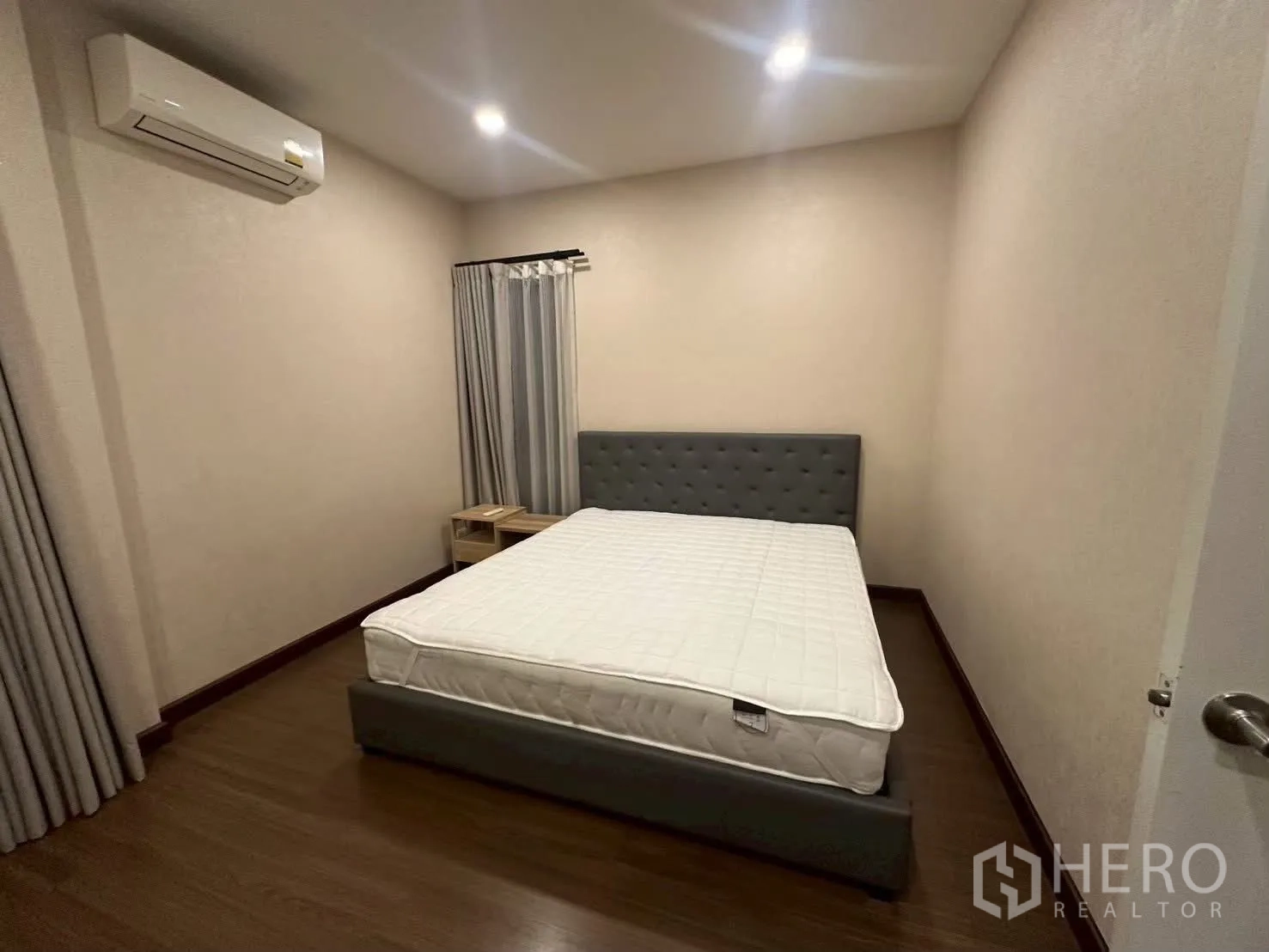 Detached House for rent in Bang Phli, Samut Prakan - Simple bedroom with double bed, nightstand and wall-mounted air conditioner.