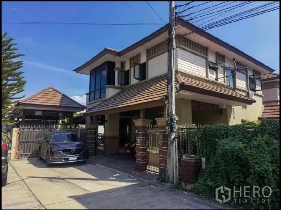 独立式住宅 出售在Bang Yai, Nonthaburi - 暖武里府邦耶两层独栋住宅，带大门车道与车棚