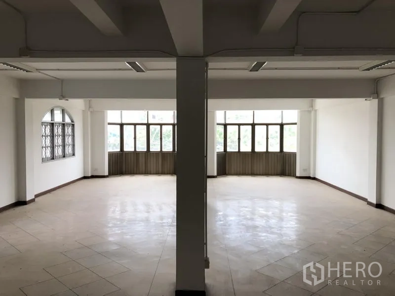 Office Space for rent in Huai Khwang, Bangkok - Large columned workspace with broad windows allowing natural light.