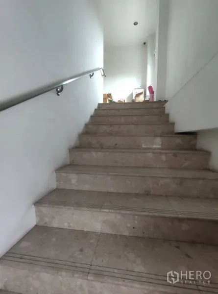 คลังสินค้า ให้เช่าในBang Phli, Samut Prakan - บันไดพร้อมราวจับเชื่อมจากชั้นล่างขึ้นสู่ชั้นสำนักงาน