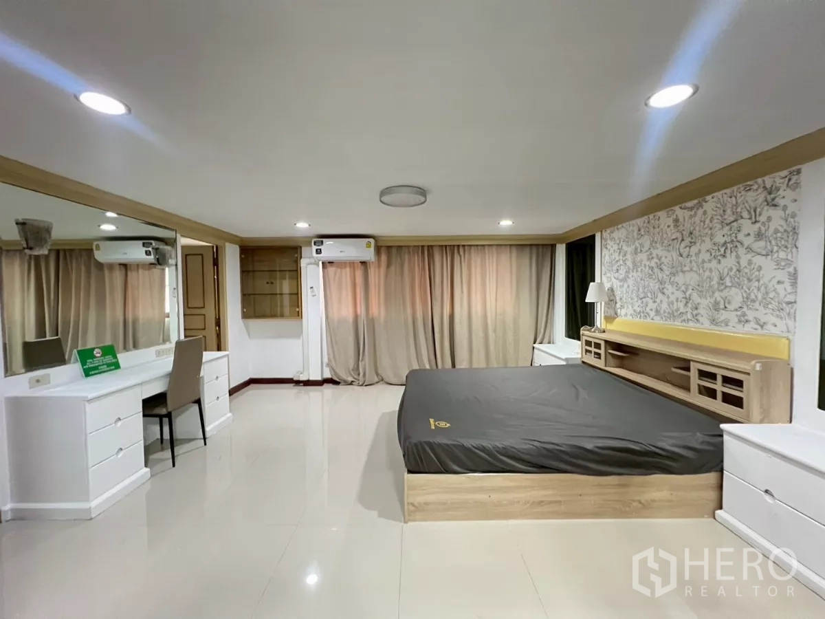 สำนักงานที่บ้าน ให้เช่าในWatthana, Bangkok - วิวห้องนอนมาสเตอร์กว้าง เตียงคิงส์ไซส์และโต๊ะเครื่องแป้ง