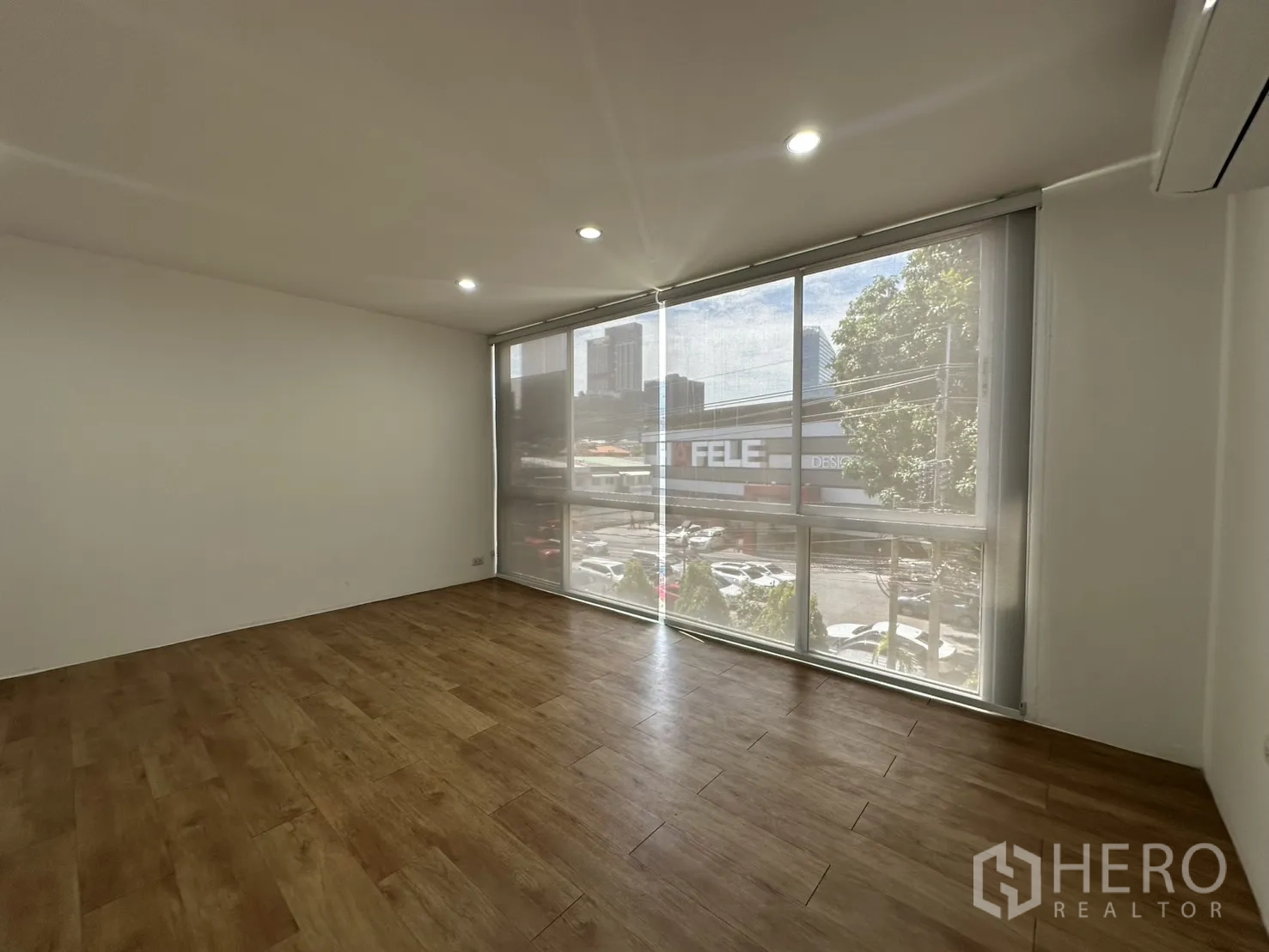 โฮมออฟฟิศ for rent in Phra Khanong, Bangkok - ห้องสว่างโปร่งด้วยหน้าต่างพาโนรามาพร้อมวิวเมือง.