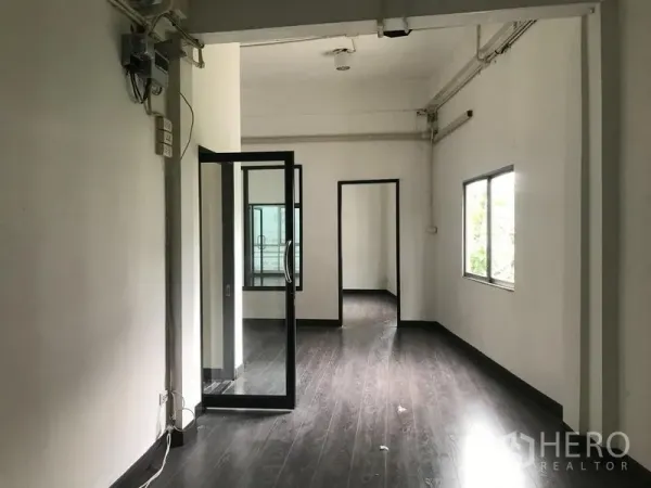 店屋 出租在Watthana, Bangkok - 开放式楼层，深色地板，内置玻璃门与侧窗连接多间房