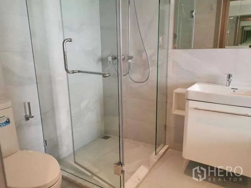 公寓 出租或出售在Watthana, Bangkok - 现代浴室，玻璃淋浴间与洗手台