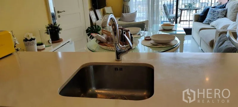 Condominium for rent or sale in Khlong Toei, Bangkok - Kitchen sink island facing the dining area and bright living room.