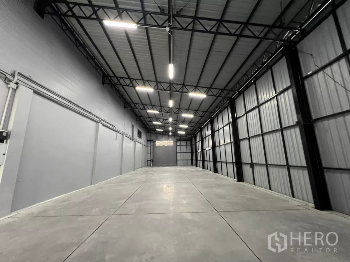 Warehouse for rent in Yan Nawa, Bangkok - Clean 285 sqm storage hall with polished concrete slab and evenly spaced lighting.