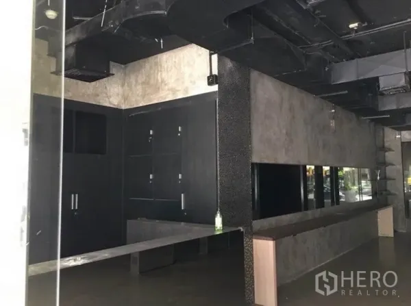 Office Space for rent in Pathum Wan, Bangkok - Long workspace with polished concrete finishes, mirrors and exposed ventilation ducts.