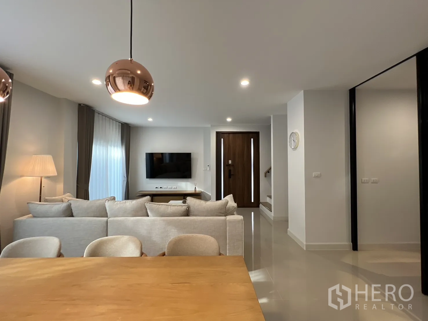 独立式住宅 出租在Prawet, Bangkok - 从餐区望向入户门与电视墙。