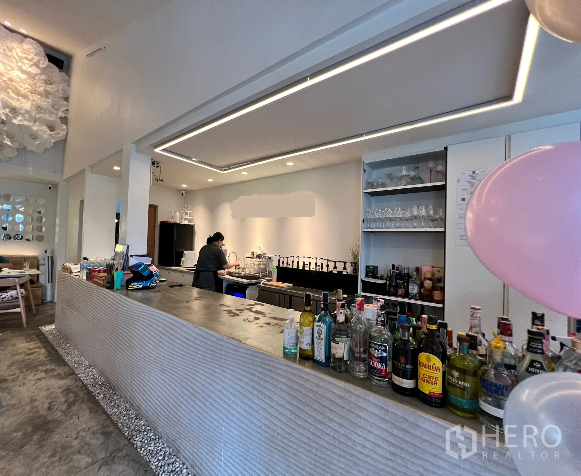 零售空间 出租在Watthana, Bangkok - 现代吧台区，陈列酒瓶与后方置物架，嵌入式照明整洁明亮。