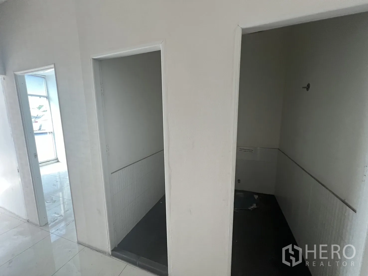 零售空间 出租在Khlong Toei, Bangkok - 走廊旁多扇通向卫生间的门。