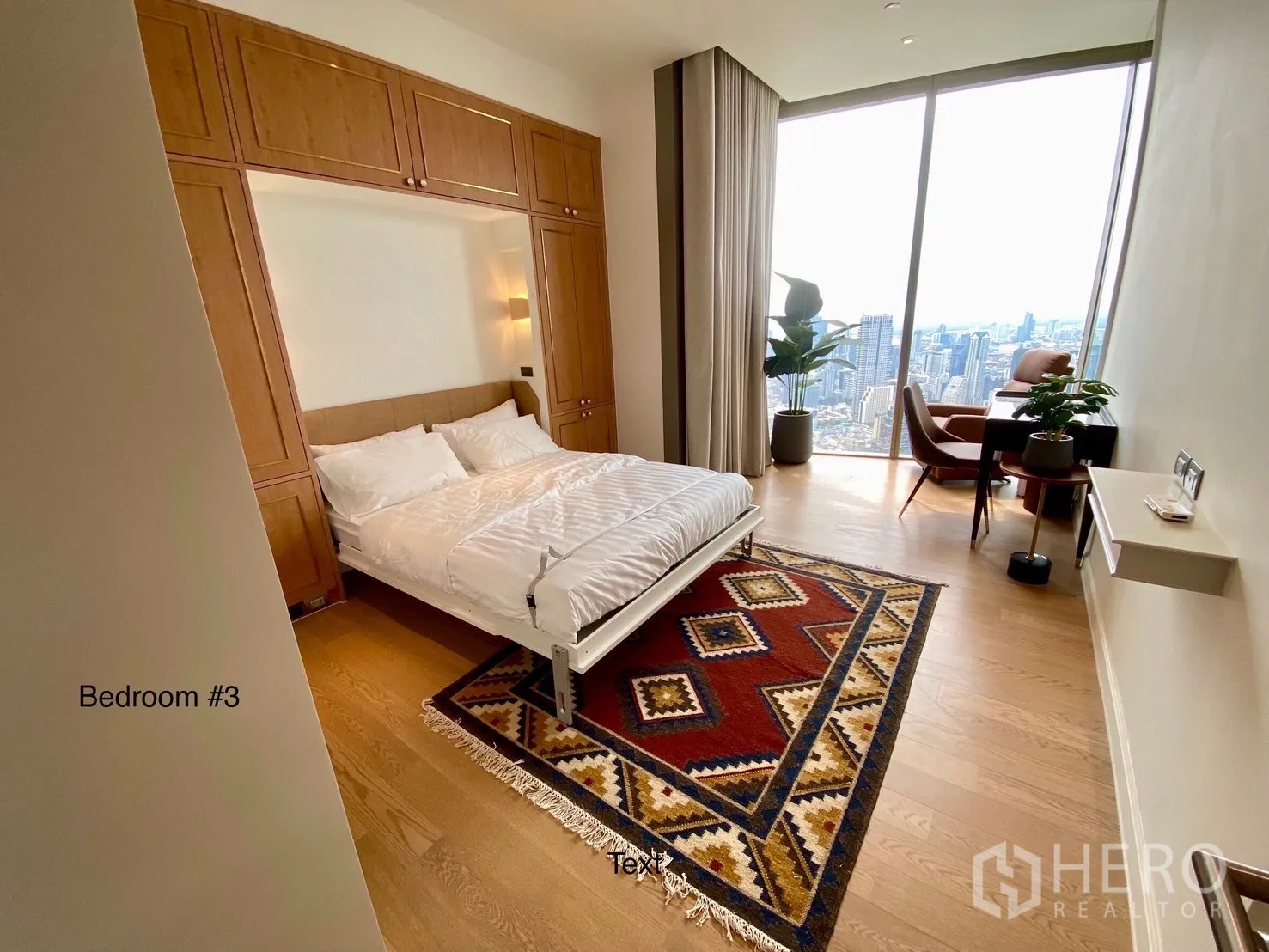 公寓 出租在Khlong San, Bangkok - 第三卧室配木质内置柜、图案地毯与落地窗城景。