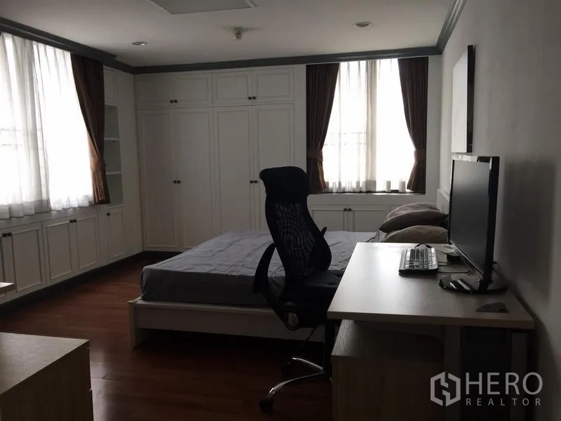 คอนโด ให้เช่าในWatthana, Bangkok - ห้องนอนกว้าง มุมโต๊ะทำงานพร้อมคอมพิวเตอร์ ตู้เสื้อผ้าบิวท์อิน และหน้าต่างสองบาน