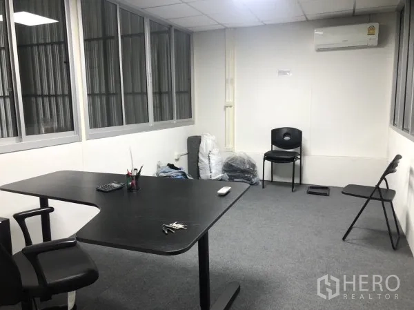 仓库 for rent in Wang Thonglang, Bangkok - 空调办公室内设办公桌与座椅。