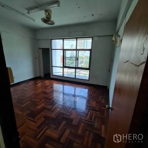 办公空间 出租在Yan Nawa, Bangkok - 宽敞办公室，拼花木地板，大窗，可观城市景色。