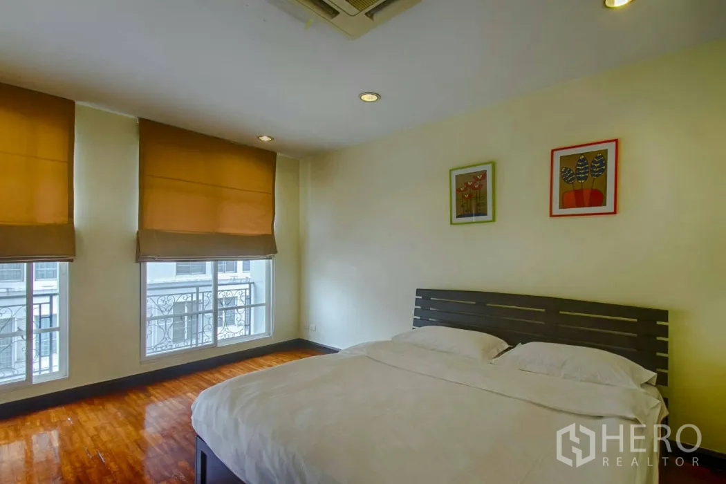 ทาวน์เฮาส์ ให้เช่าในWatthana, Bangkok - ห้องนอนรับรองอบอุ่น มีหน้าต่างสองบาน ม่านบังแสง และพื้นไม้