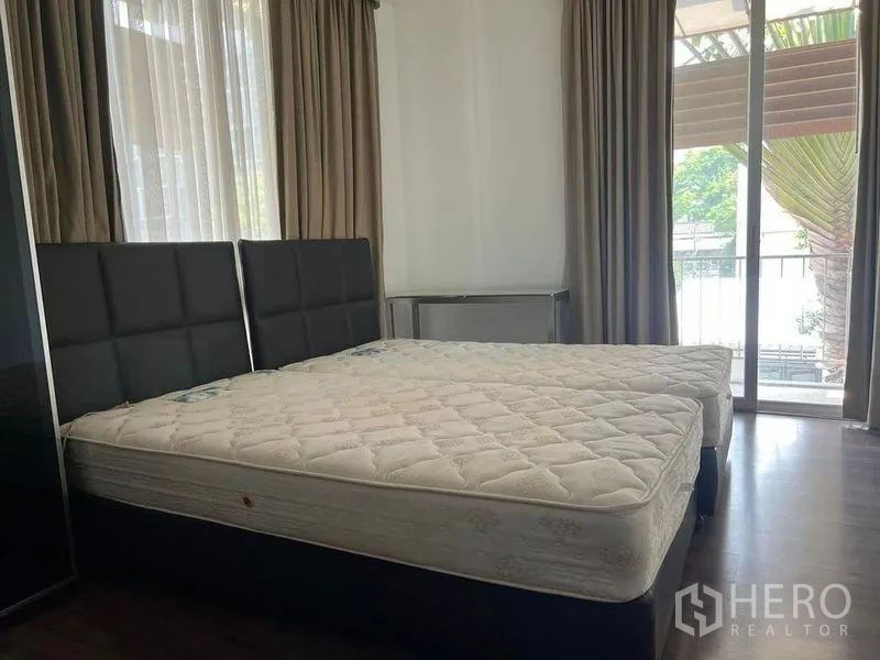 房间 出租 - 第二卧室配双床垫、窗帘，并可通往阳台眺望绿意。