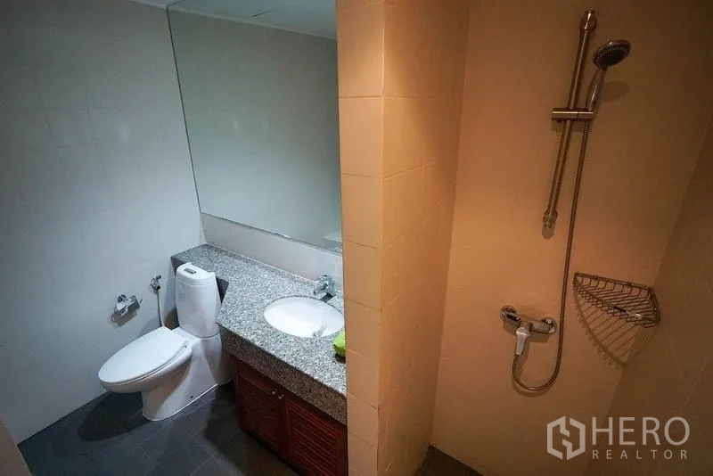 房间 出租在Watthana, Bangkok - 紧凑浴室，步入式淋浴、花岗岩台面和坐便器。