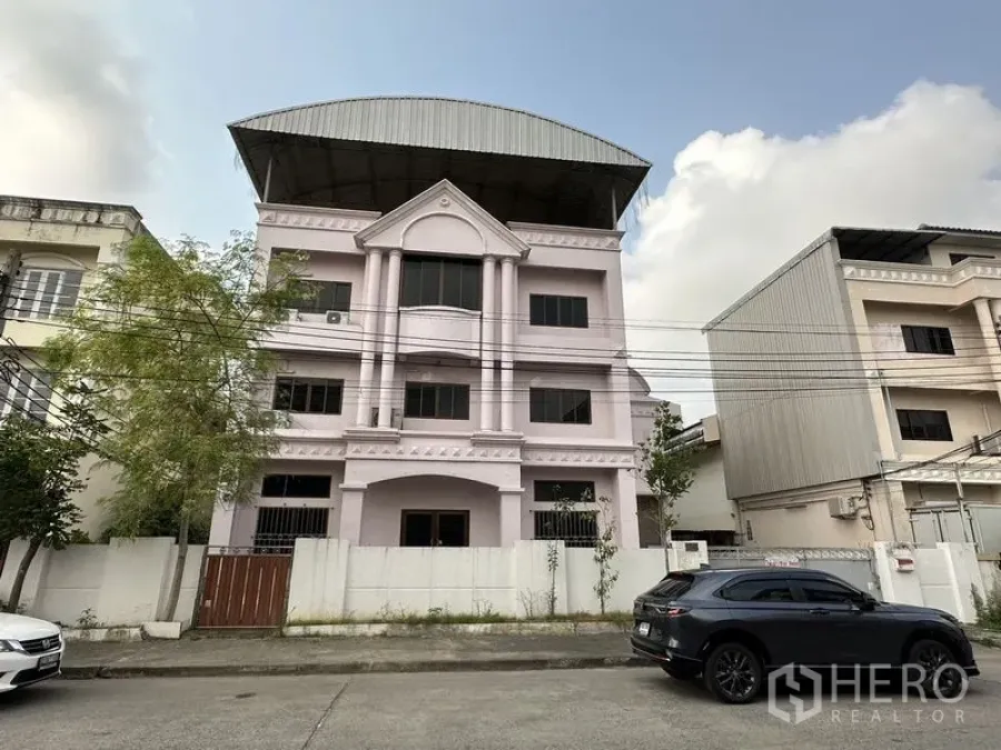 Factory for rent in Bang Bua Thong, Nonthaburi - Three-storey factory office facade with gated frontage and roof canopy.
