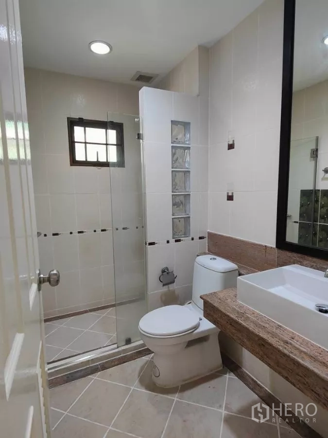 独立式住宅 出租或出售在Mueang Nonthaburi, Nonthaburi - 浴室配玻璃淋浴房、台上盆与现代卫浴。