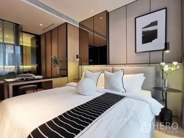 Condominium for rent in Khlong Toei, Bangkok - Modern bedroom with upholstered bed, built-in wardrobes and work desk