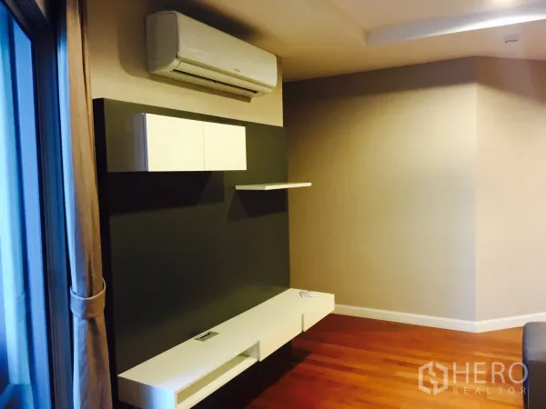 คอนโด ให้เช่าในHuai Khwang, Bangkok - ผนังทีวีมินิมอลพร้อมชั้นลอยและเครื่องปรับอากาศใกล้หน้าต่างบานใหญ่