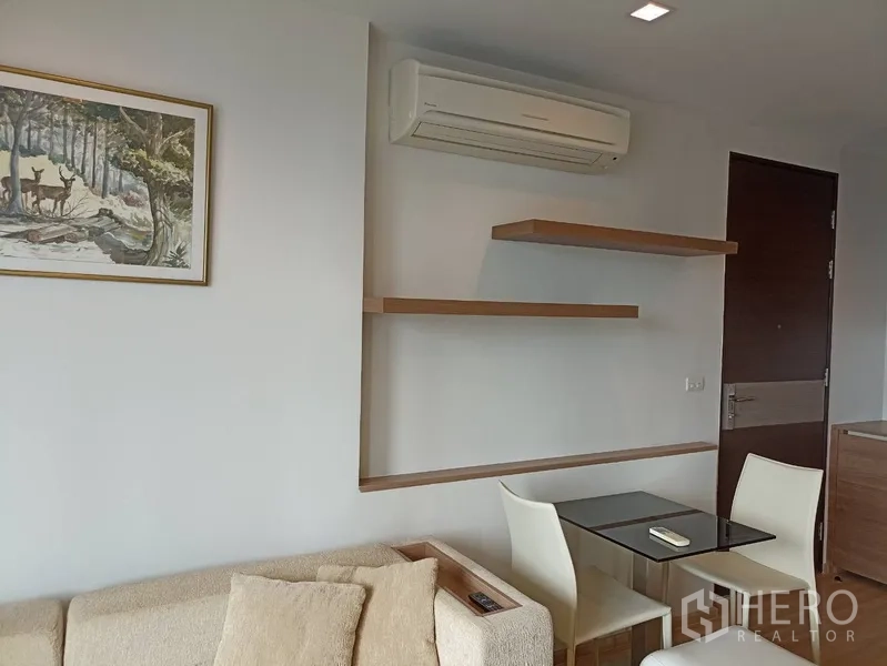 公寓 出租或出售在Sathon, Bangkok - 精巧用餐角，设壁挂层板、空调与两把椅子。