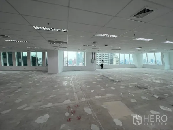 สำนักงาน ให้เช่า - มุมสำนักงานพร้อมหน้าต่างพาโนรามาและทิวทัศน์สกายไลน์ของกรุงเทพฯ
