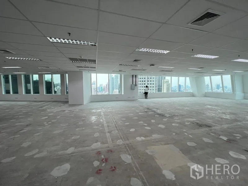 สำนักงาน ให้เช่า - มุมสำนักงานพร้อมหน้าต่างพาโนรามาและทิวทัศน์สกายไลน์ของกรุงเทพฯ
